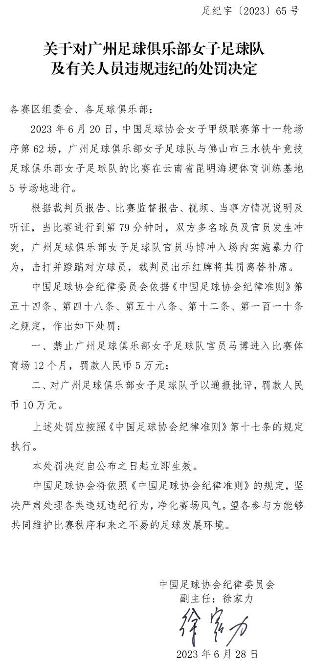 其间还有小朋友给佩奇送上自己心爱的礼物，更有特意前来与爱豆见面的外国宝宝，现场人山人海气氛火爆